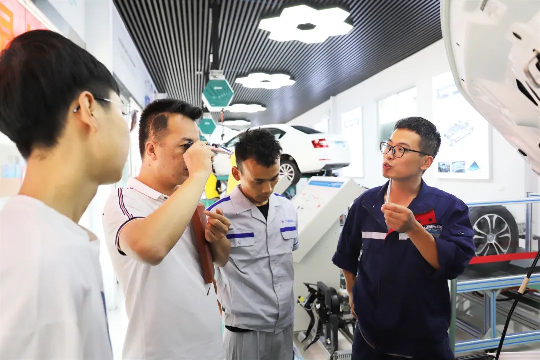 高薪诚聘配电柜装配师傅_配电柜装配工有前途吗_配电柜装配兼职