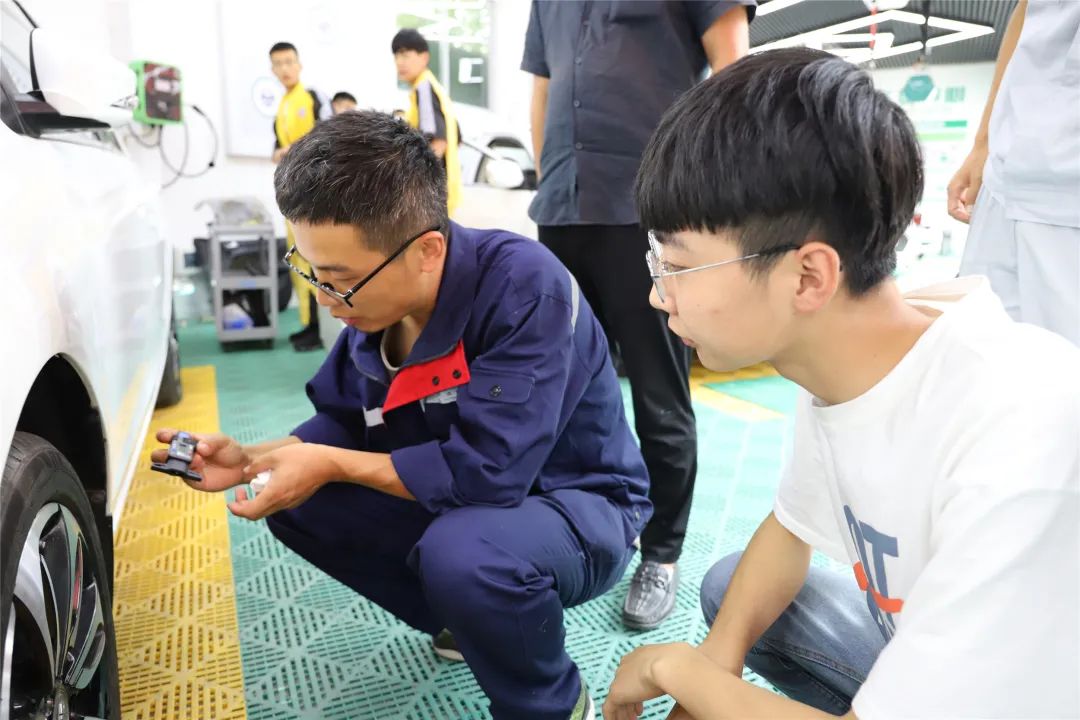 高薪诚聘配电柜装配师傅_配电柜装配兼职_配电柜装配工有前途吗