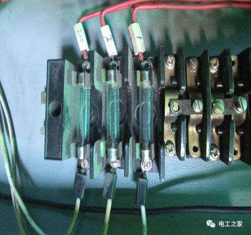 原因器断路跳闸处理方法视频_原因器断路跳闸处理方法是什么_断路器跳闸的原因及处理方法
