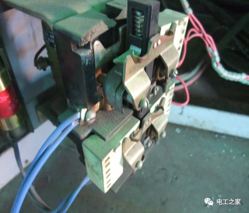 原因器断路跳闸处理方法是什么_原因器断路跳闸处理方法视频_断路器跳闸的原因及处理方法